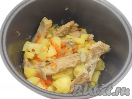 После сигнала картофель со свиными ребрами аккуратно перемешать.