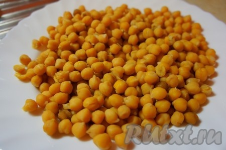 Нут промыть и замочить в воде на 12-24 часа. Снова промыть и поставить вариться на среднем огне на 1,5 часа. Периодически перемешивайте нут.