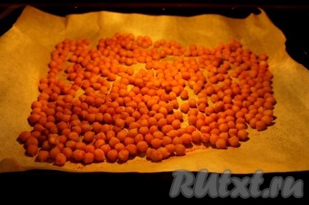 Отправить запекаться/сушиться нут в духовку на 1 час (температура в духовке 180 градусов). Постоянно перемешивайте нут, пробуйте и добавляйте соль и специи по вкусу при необходимости.