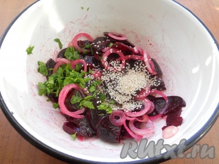 Заправить салат подготовленной заправкой, добавить кунжут и мелко нарезанную петрушку. Все еще раз аккуратно перемешать.
