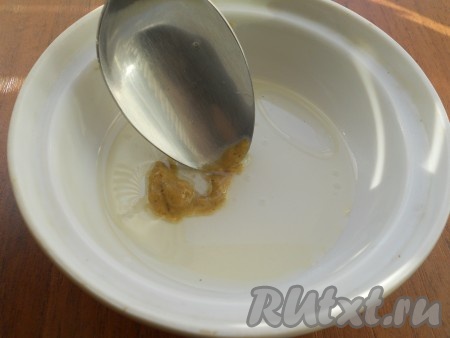 Для приготовления заправки к растительному маслу добавить горчицу, влить уксус и хорошенько перемешать до однородности.
