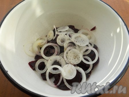 По вкусу посолить и поперчить салат со свеклой и луком.
