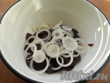 Очищенный репчатый лук нарезать тонкими колечками и отправить к свекле.
