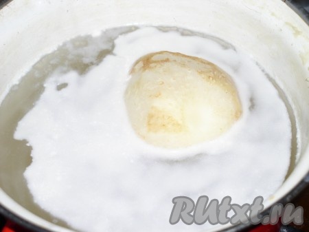 Сельдерей очистить и сварить в большом количестве воды с молоком. Так он не должен почернеть при варке. Можно отварить сельдерей целиком в мундире. В зависимости от размера клубня, времени на варку нужно около 30-40 минут. Солить в конце варки. 