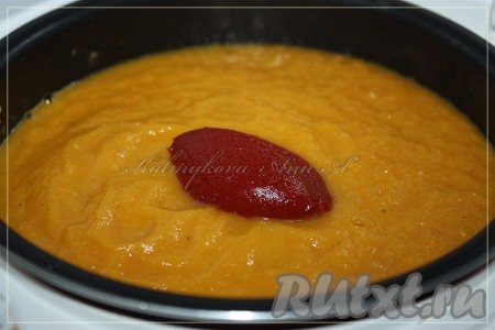 Пюрировать блендером, добавить томатную пасту, прокипятить 15 минут и дать еще час постоять в выключенном режиме. Получается 1,5 литра кабачковой икры.
