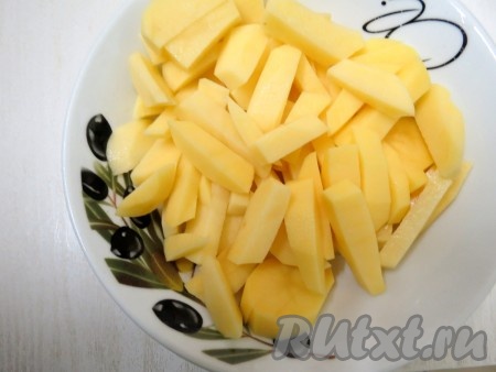 Картофель чистим, моем, нарезаем брусочками и отправляем вариться в 2,5 литрах воды. Не солим.