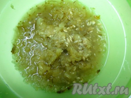 Натираем огурцы на крупной тёрке (выделившийся рассол отжимать и удалять не надо, он пойдет в суп).
