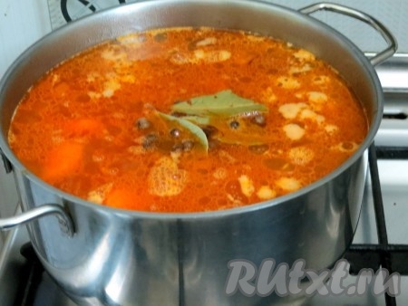 И только сейчас солим, перчим. Огурцы солёные, с солью будьте осторожны. Добавляем лавровый лист и душистый перец.
