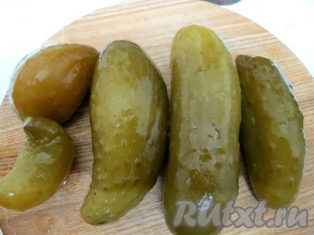 Для приготовления супа мы использовали 5 солёных огурцов.