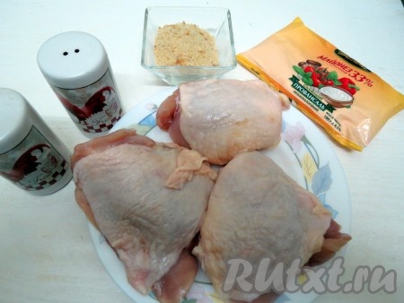 Для приготовления отбивных нам понадобятся куриные бёдрышки, соль, перец, майонез, чеснок, панировочные сухари и растительное масло для жарки.

