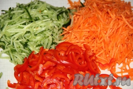 Морковь и огурец натереть на тёрке для моркови по-корейски. Если у вас нет такой тёрки, тогда нарезать морковь и огурец длинными, тонкими брусочками. Болгарский перец нарезать тонкими и длинными полосками.
