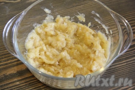 Бананы почистить и пюрировать с помощью вилки или погружного блендера. Бананы лучше взять переспелые. У меня таких не нашлось, поэтому я готовила из плотных бананов, но на вкус это никак не повлияло.