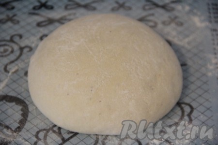 Тесто переложить на стол, слегка припорошить мукой и хорошо обмять.