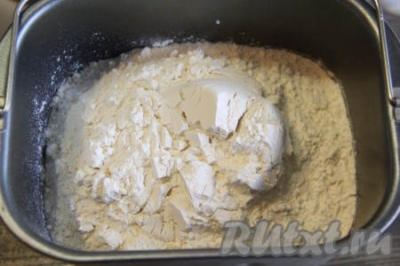  Далее всыпать муку. Выставить режим "Замес теста", у меня этот режим длится 1 час 30 минут.