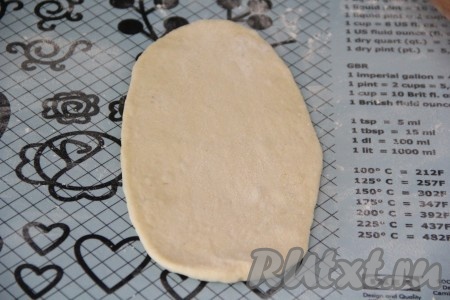 Раскатать каждый кусочек теста с помощью скалки в овал, не тонко.