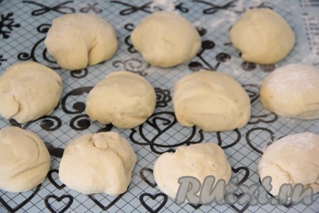 Разделить тесто на 10-12 частей.