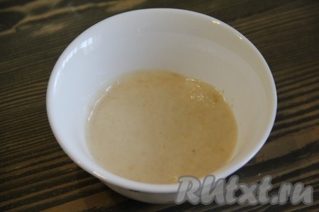 Дрожжи всыпать в 50 мл тёплой воды, размешать и оставить на 10-15 минут в теплом месте. На поверхности воды должна появиться пышная, пузырчатая шапочка.