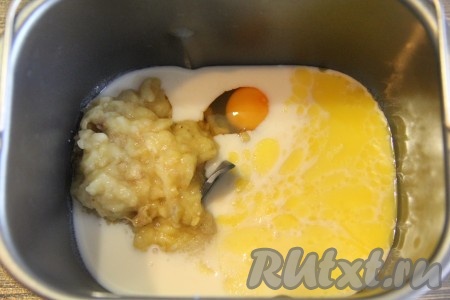 Затем добавить банановое пюре.