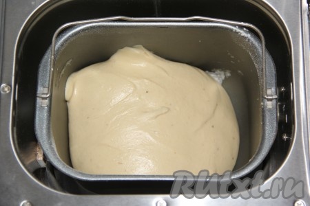 Если вы делаете тесто вручную, то в большой миске соединить кефир комнатной температуры, подошедшие дрожжи, яйцо, сахар, растопленное и остывшее сливочное масло, банановое пюре. Всё слегка перемешать вилкой. Затем всыпать просеянную муку, замесить мягкое и нежное тесто. Тесто оставить в миске, накрыть полотенцем и поставить в тёплое место на 1,5 часа.&nbsp;
