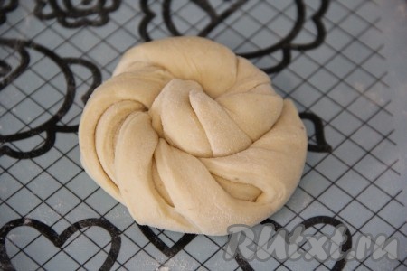 Получившийся жгутик свернуть в "улитку". Аналогично слепить все булочки из дрожжевого теста с бананом.