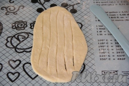 Сделать на тесте 5-6 надрезов, не разрезая тесто до края.