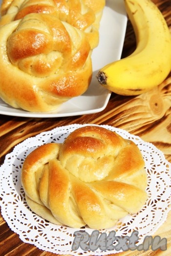 Затем слегка остудить и снять с противня. Вот такие румяные и аппетитные булочки с бананом получились. Подать эту нежную, вкусную выпечку можно с молоком или чаем.