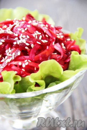 Яркий, вкусный, полезный салат, приготовленный из  сырой моркови с варёной свеклой и сыром, заправить оливковым (или подсолнечным) маслом, посыпать кунжутом и подать к столу. Я перед подачей выложила салат в порционные пиалы на листочек салата. 