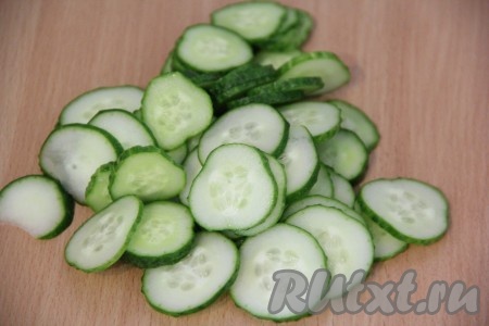 Огурцы нарезать тонкими кружочками.
