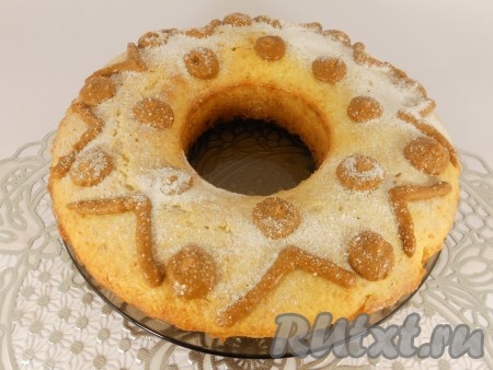 Можно просто посыпать кекс сахарной пудрой. Я по-быстренькому украсила еще и кремом из сливочного масла, вареной сгущенки и кокосовой стружки (50 грамм сливочного масла + 3 столовые ложки вареной сгущенки + 2 столовые ложки кокосовой стружки). Для приготовления крема масло взбить с вареным сгущенным молоком до однородной массы, добавить кокосовую стружку, перемешать и с помощью кондитерского шприца украсить верх кекса, затем посыпать сахарной пудрой. Можно и просто ложкой смазать верх кекса кремом.
