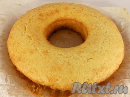 Выпекать кокосовый кекс в предварительно разогретой до 180 градусов духовке около 45 минут. Через 20 минут загляните в духовку, если верх кекса будет подгорать, прикройте его листом фольги. Готовый кекс остудить, после чего убрать пергамент.
