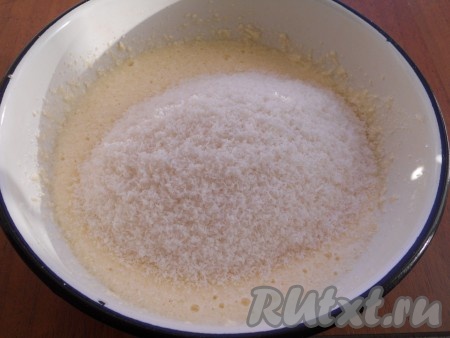 Хорошо взбить миксером до тех пор, пока масса не побелеет. Всыпать кокосовую стружку и влить молоко.