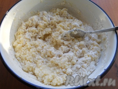 Слегка все взбить и добавить просеянную с разрыхлителем муку.