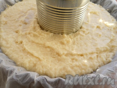 Все хорошо перемешать, тесто должно получиться довольно густым и липнущим. Застелить форму пергаментом, смазать сливочным маслом. Выложить тесто в форму, предварительно поместив по середине консервную банку, смазанную немного растительным или сливочным маслом так, чтобы при выпечке получился кекс-кольцо. Если есть специальная форма - используйте ее. Это нужно для того, чтобы кекс хорошо пропекся.
