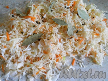 Моркови много класть нельзя, капуста будет мягкой. Капусту посолить, добавить немного сахара, перемешать хорошо руками, немного придавливая, чтобы капуста пустила сок (только без фанатизма). Я готовлю капусту на столе, если вам будет удобно, делайте все в большом тазу или кастрюле. Далее добавить к капусте черный перец горошком и лавровый лист, перемешать.

