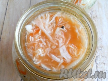 Заполнить банку до самого верха. Если правильно все сделали, плотно утрамбовали, поверх капусты будет довольно много капустного сока. Постарайтесь, и никакой воды не добавляйте!
