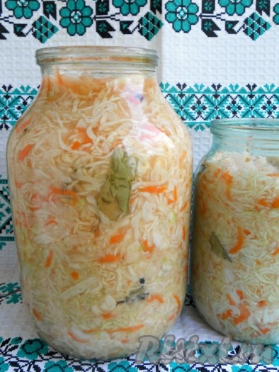 В этот раз я укладывала капусту в 2-литровую и литровую банки.&nbsp;