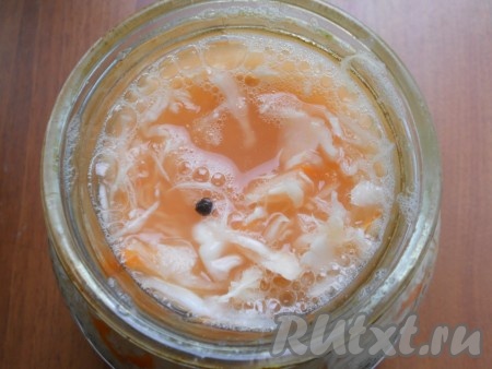 Банку с капустой накрыть капроновой крышкой, но обратной стороной (просто прикрыть) и поставить для квашения в теплое место (возле плиты, батареи) на 2-3 суток. Через сутки на поверхности капусты должны появиться пузырьки и капустный сок будет выливаться из банки. Поэтому под банку нужно поставить миску или тарелку. Проткнуть капусту в центре длинным ножом до самого дна банки и немного его покрутить - это для того, чтобы все пузырьки выходили наружу.
