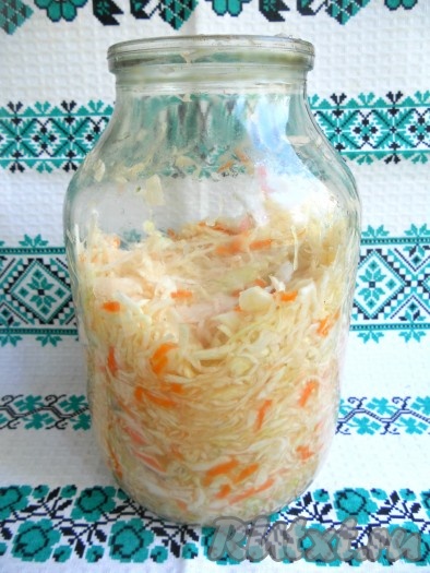 Капусту укладывать в чистую банку, очень плотно утрамбовывая (так, чтобы капусту начинал покрывать сок).