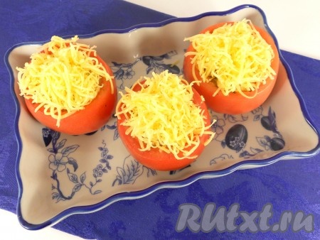 Сверху посыпать оставшимся натёртым сыром.