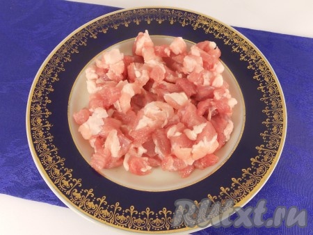 Мясо нарезать острым ножом на очень мелкие кусочки.