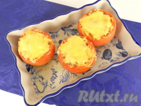 Запекать фаршированные мясом помидоры в предварительно разогретой до 180 градусов духовке в течение 15-20 минут (до зарумянивания и расплавления сыра).