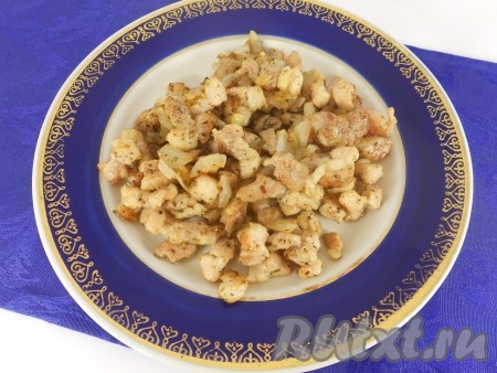 Лук очистить, мелко нарезать. Мясо с луком выложить на сковороду, хорошо разогретую с растительным маслом, и обжаривать&nbsp;со всех сторон на среднем огне в течение 5-7 минут, посолить и поперчить.