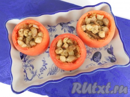 Далее заполнить помидоры обжаренным мясом.