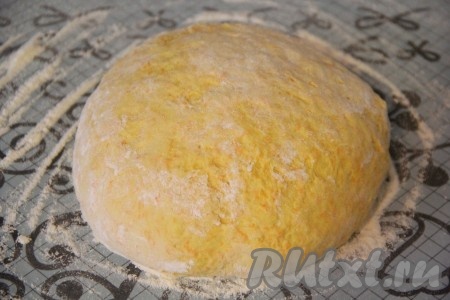 50 миллилитров воды подогреть до 40 градусов, вылить в небольшую ёмкость, добавить дрожжи, перемешать и оставить минут на 10-15 (до появления пышной шапочки). Затем в большую миску выложить натёртую тыкву, сметану комнатной температуры (я достаю сметану заранее из холодильника, можно слегка её подогреть в микроволновке), растительное масло, сахар, запенившиеся дрожжи, перемешать, всыпать 300 грамм просеянной муки, перемешать. Частями добавляя оставшуюся просеянную муку и тщательно вмешивая её, замесить мягкое, слегка липнущее тыквенное тесто. Муки может понадобиться больше или меньше, чем указано в ингредиентах, главное - ориентироваться на структуру замешиваемого теста. Оставить тесто в миске, накрыв полотенцем, в тёплом месте на 1-1,5 часа. Тесто хорошо поднимется, увеличившись в объёме раза в 2-3.&nbsp;Тесто выложить на поверхность, присыпанную мукой, слегка припорошить мукой и хорошо обмять. Тесто должно быть мягким и не липнущим к рукам.