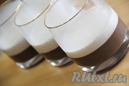 Смесь слегка остудить, а затем аккуратно разлить по стаканам на застывший первый слой желе. Таким образом у нас получилась вторая полосочка. Поставить стаканы с десертом в холодильник на пару часов до полного застывания второго слоя.