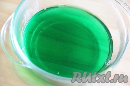 Для третьего слоя нужно развести упаковку готового желе в 200 мл горячей воды. Я решила сделать зелёную полоску, а можно взять красное или жёлтое желе. В любом случае будет красиво!