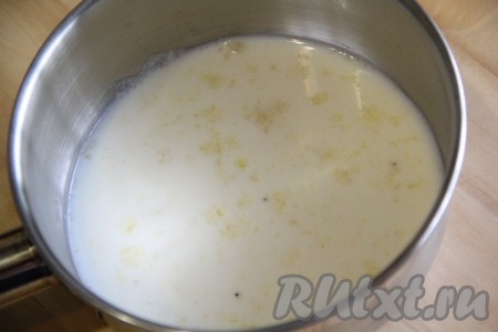 Первый слой нашего желе будет шоколадным. Молоко соединить с 5 граммами желатина и оставить на 15 минут для набухания. Молоко должно быть из холодильника или комнатной температуры.