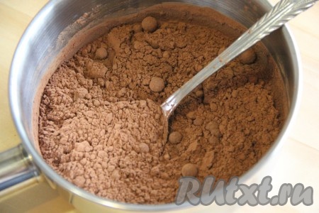 Затем добавить к молоку 1 столовую ложку сахарной пудры и какао. Всё перемешать и поставить на огонь. На среднем огне хорошо прогреть, помешивая, смесь до полного растворения какао и желатина, но не кипятить!
