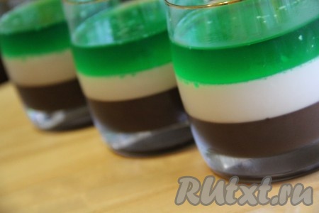 Желатиновую смесь слегка остудить, а затем аккуратно разлить по стаканам, получится третий слой желе. Поставить стаканы с трёхцветным десертом в холодильник на 5-6 часов до полного застывания всех слоёв.