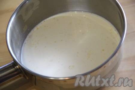 Сливки комнатной температуры (или из холодильника) влить в кастрюльку и добавить 5 грамм желатина. Оставить на 15 минут для набухания. 